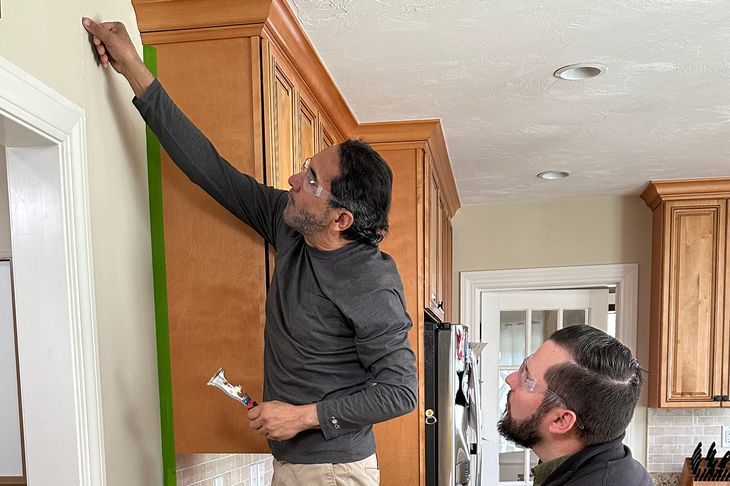 S23 E2: Mauro Henrique patches a drywall crack on a kitchen wall