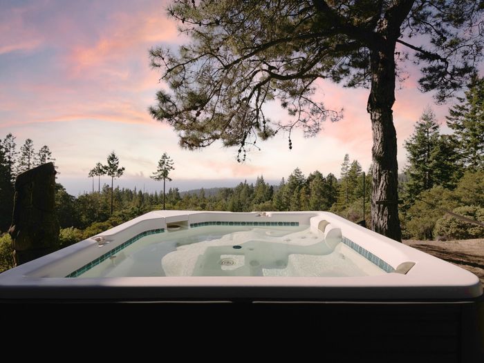 HotTub_iStock_1283726934