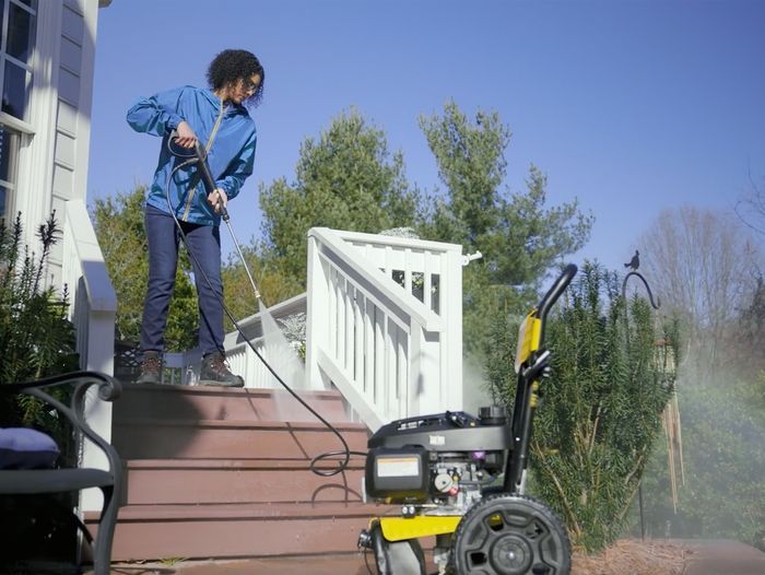 THD E204, Spring cleaning checklist, power washing a deck